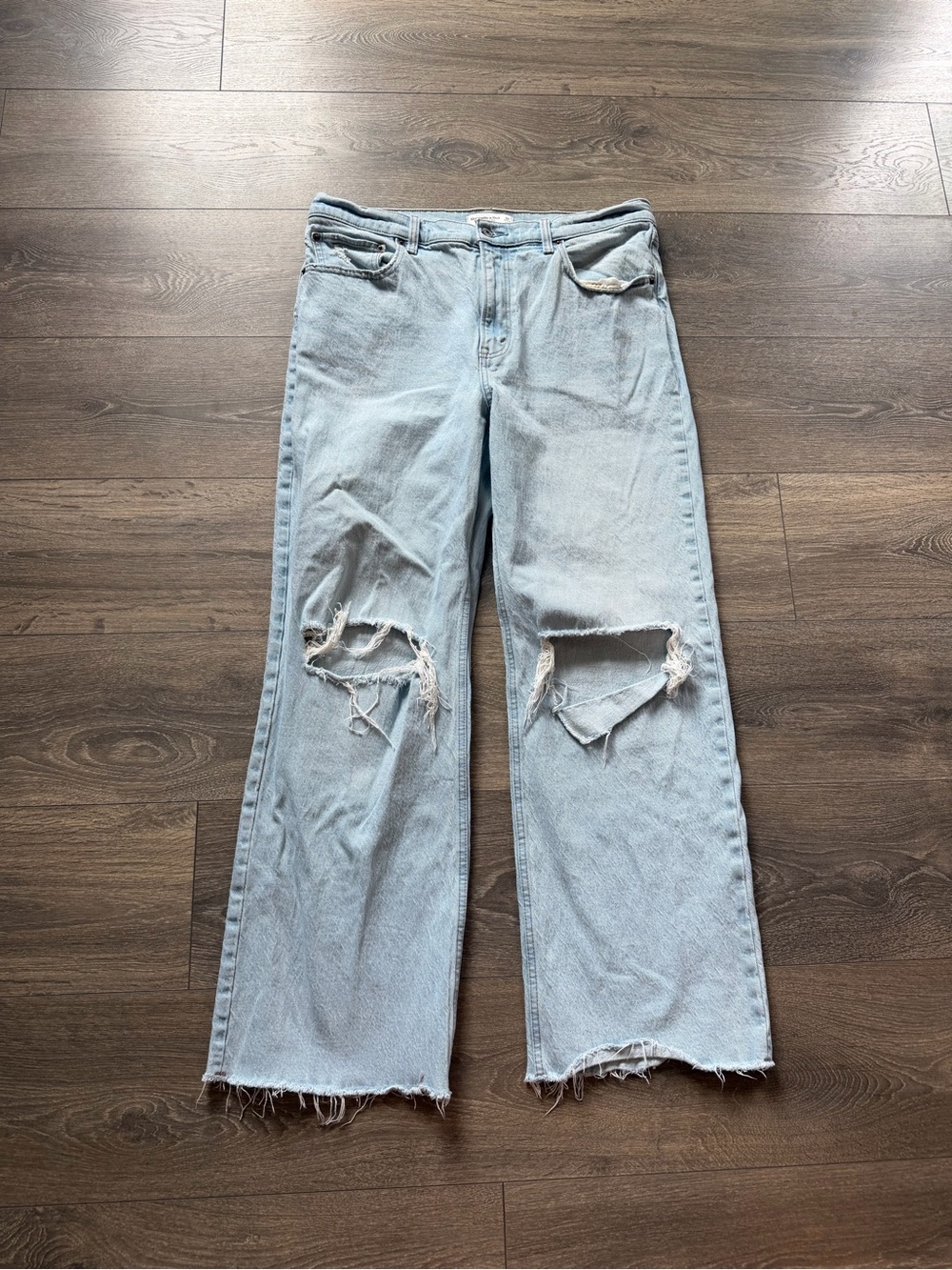 Abercrombie & Fitch Light Blue Distressed 90’s relaxed Jean high rise